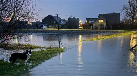 Regen zet straten in Londerzeel blank, huizen。